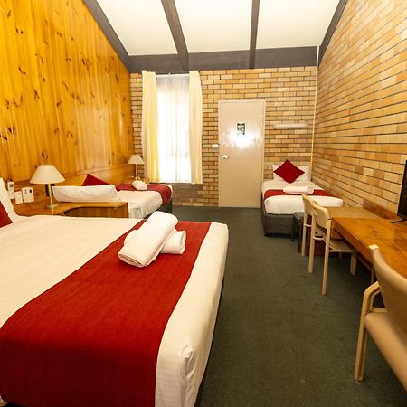 All Travellers Motor Inn Кунабарабран Экстерьер фото