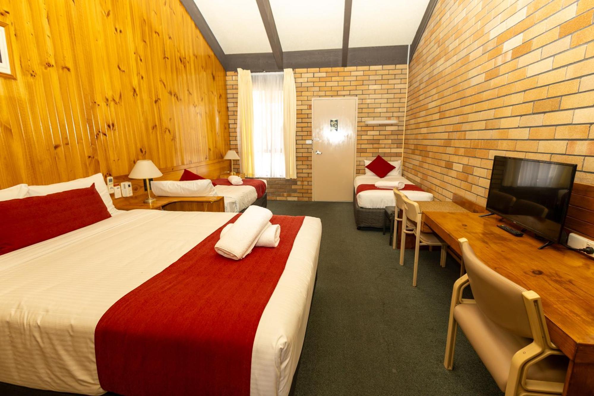 All Travellers Motor Inn Кунабарабран Экстерьер фото