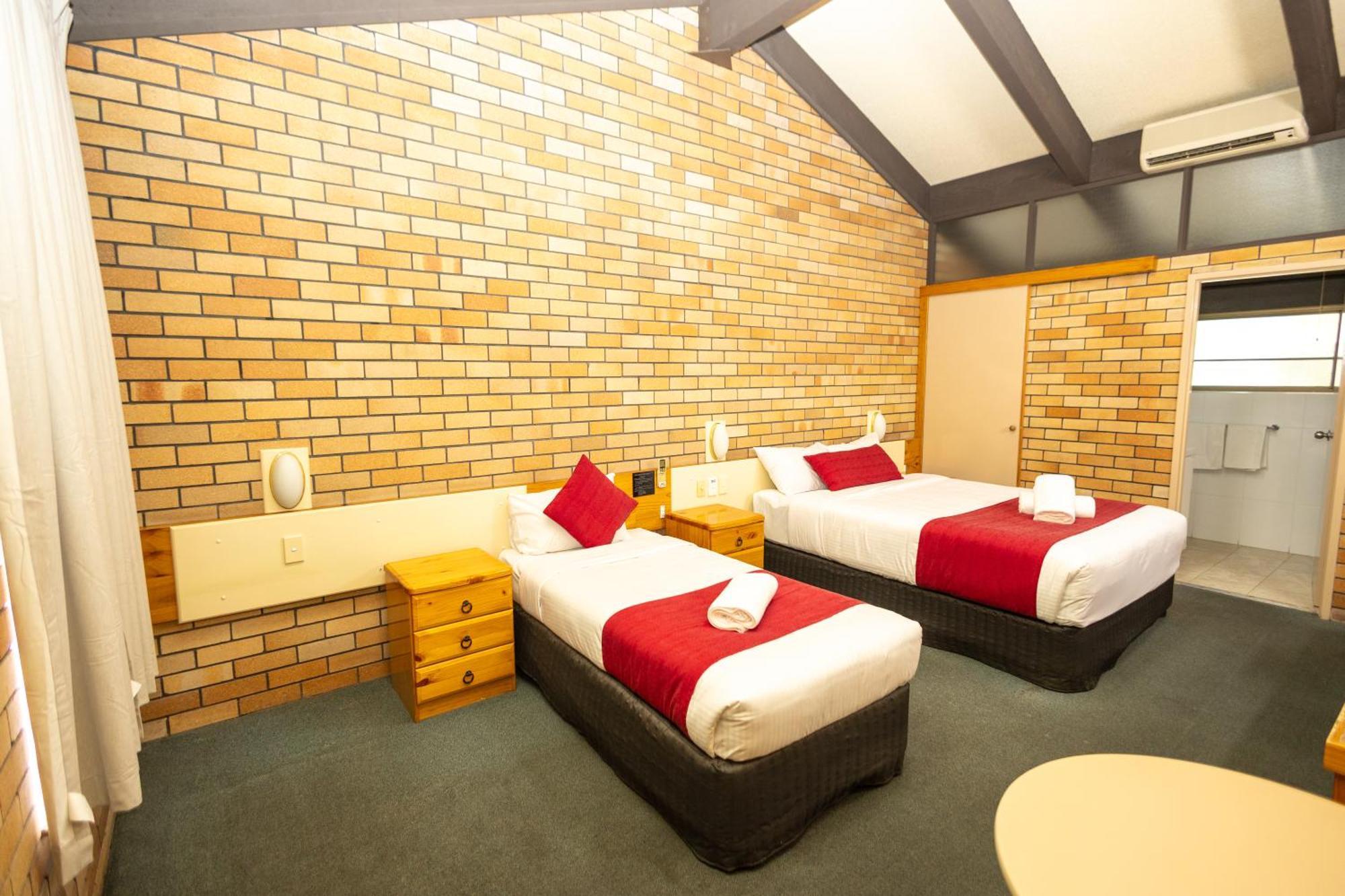 All Travellers Motor Inn Кунабарабран Экстерьер фото