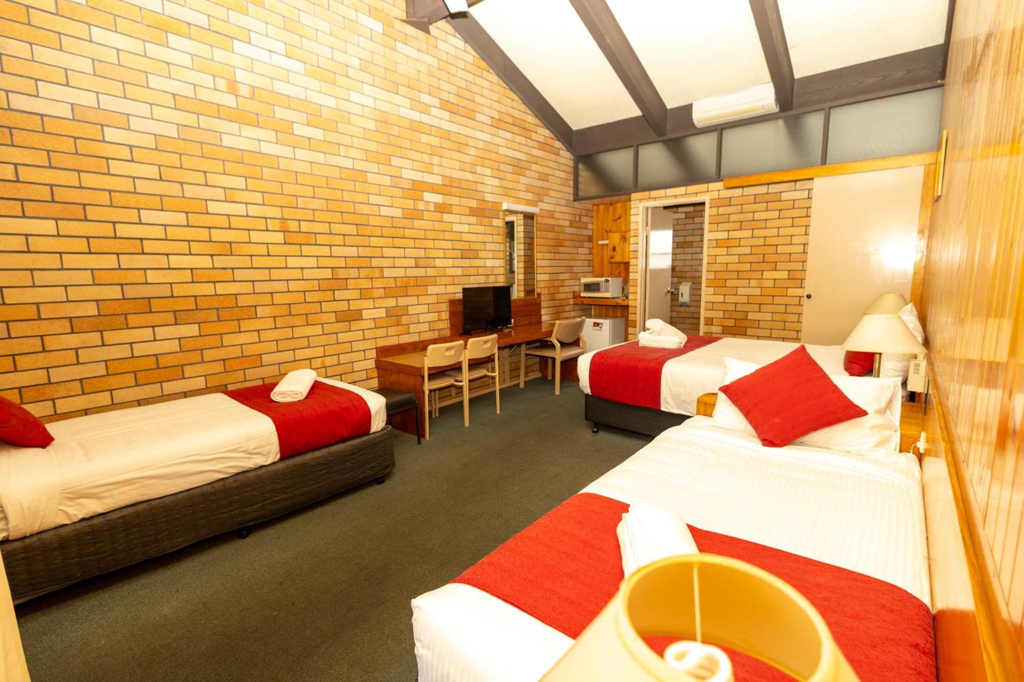 All Travellers Motor Inn Кунабарабран Экстерьер фото
