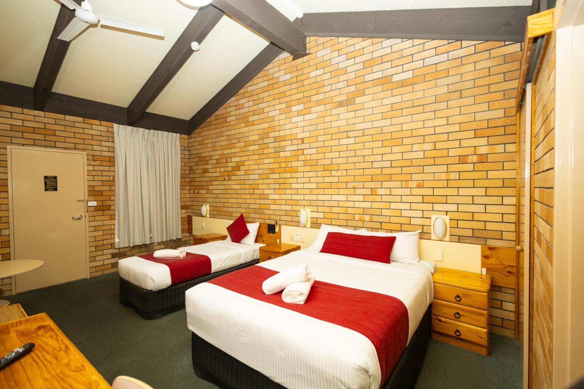 All Travellers Motor Inn Кунабарабран Экстерьер фото