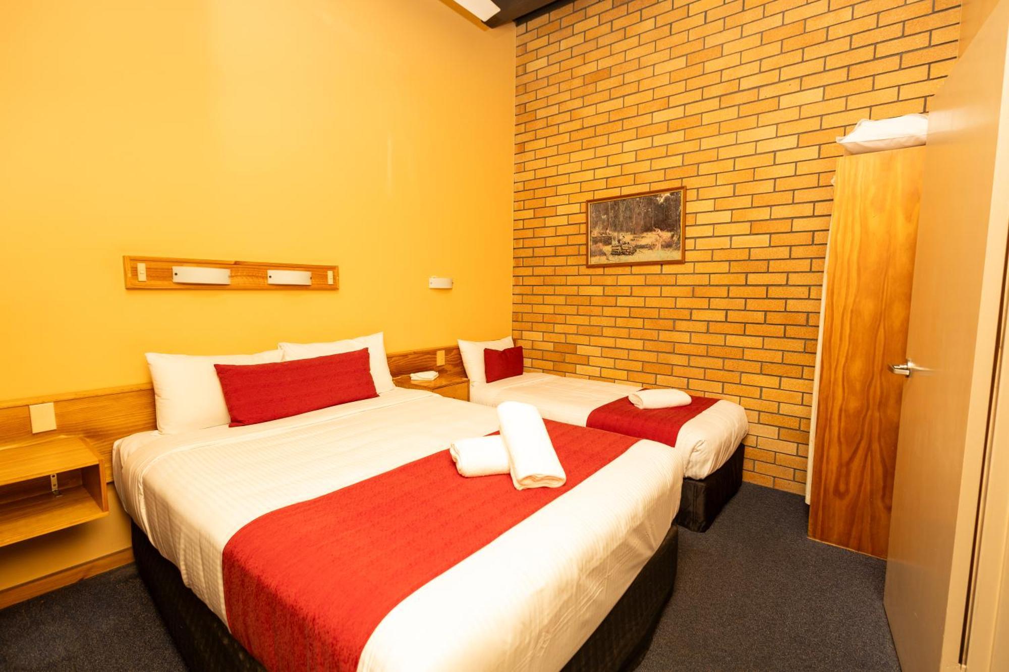 All Travellers Motor Inn Кунабарабран Экстерьер фото